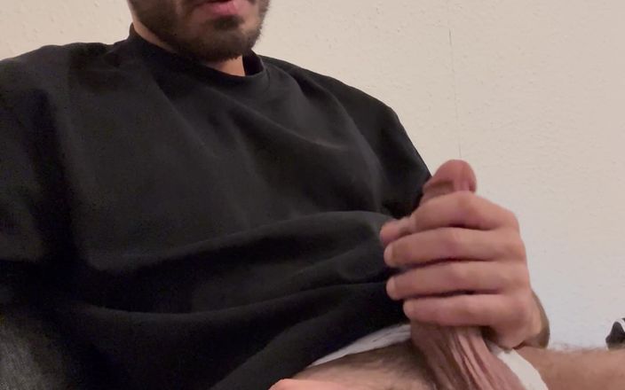 Taboofuxxer: Un mec poilu branle une grosse bite