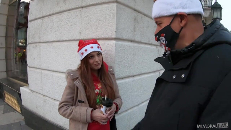 Immoral Live: Зрадлива руда з супер тугою пиздою з різдвяного ринку змушує двох чоловіків кінчити рано