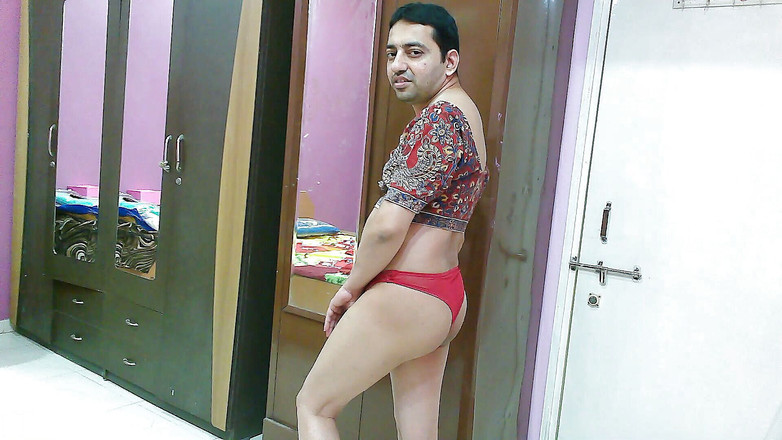 Cute & Nude Crossdresser: सेक्सी बहिन क्रॉसड्रेसर फेमबॉय स्वीट लॉलीपॉप प्रिंटेड टॉप, लाल पेटी और साटन चप्पल में।