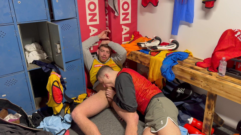 Jak White: स्ट्रेट बालक लॉकर रूम में चूसा जाता है