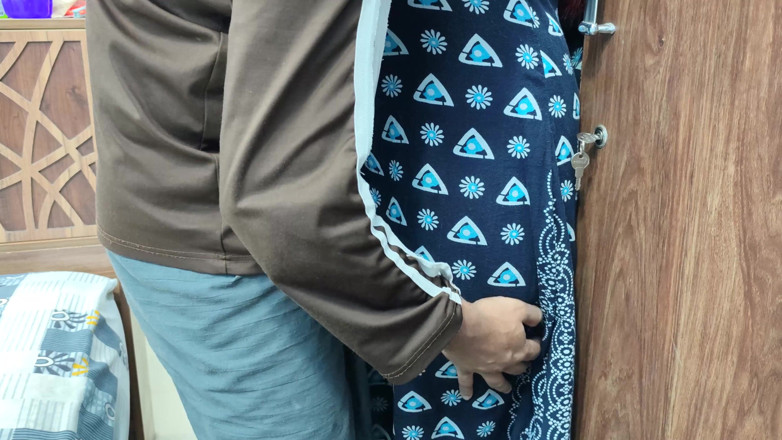 Vaigavarun45: Halskuss mit lippe lock in nighty