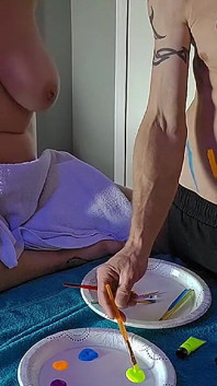 Mamă sexy pictată pe corp și iubitul ei sexy