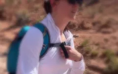 Tette esibizionismo nelle selvagge montagne del Kirghizistan - audace, in topless e avventura cruda
