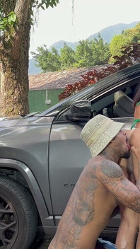 O Jardineiro Da Casa Fez a Travesti Sentar Na Pica Dentro Do Carro até Jorrar Litros De Porra