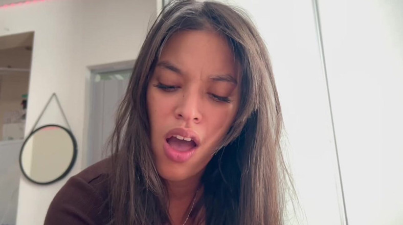 Bruna Paz: Bruna Paz chupando pau lentamente e deixando-o muito molhado