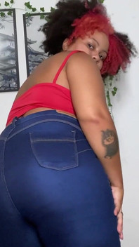 Gorda ébano peidando beleza em jeans azul