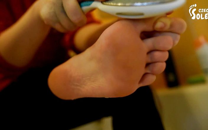 Czech Soles - foot fetish content: Jong meisje dat haar blote voeten wast en borstelt