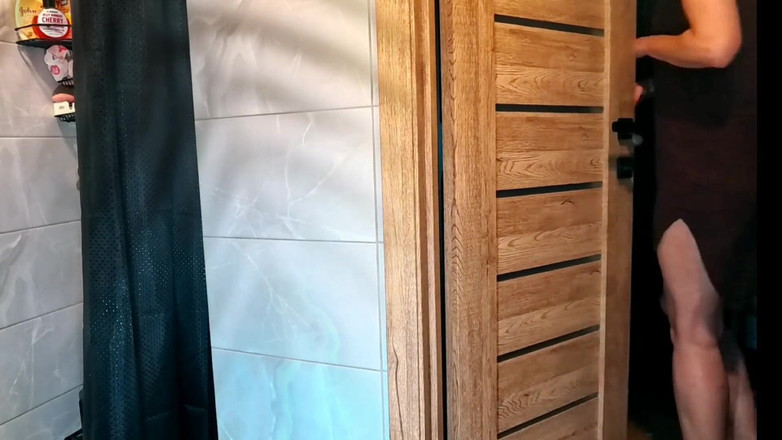 Roy1987: MILF wichst auf der toilette