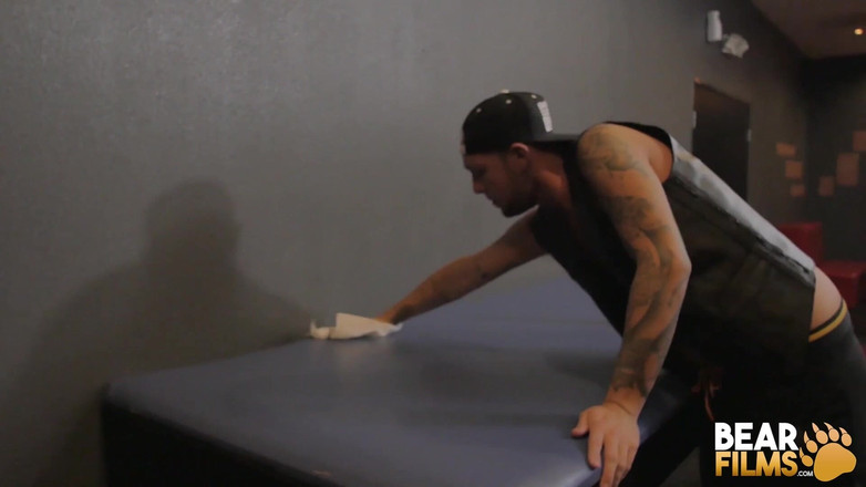 Bear Films: Bearfilms Muscle bear sebastian sax von Parker Logan gefickt