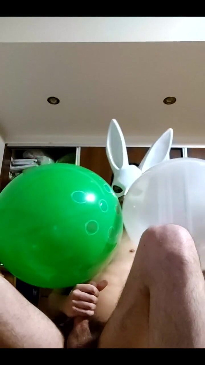 Floatie Boy: バニー・ルーナーが大きな風船を膨らませながら配信中にオナニーしている