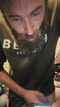 Une grosse bite se branle et fume