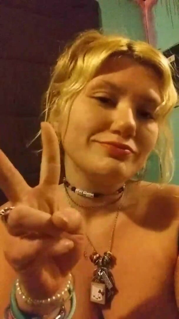 Twighla Reign: Big juicy natural titties on cam as she creams