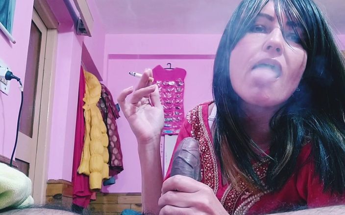 Bolly Karma: Sevgili orta yaşlı seksi kadın yarağa dokunuyor ve sigara içerken...