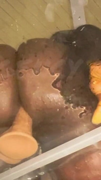 Menonton saya mengongkek diri saya tanpa nafsu di atas meja ini