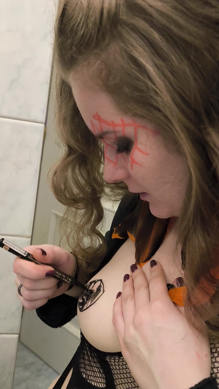 FenekManul: Kinky Princess Improves Her Costume