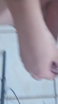 Diciottenne gioca con la figa da vicino con un dildo enorme