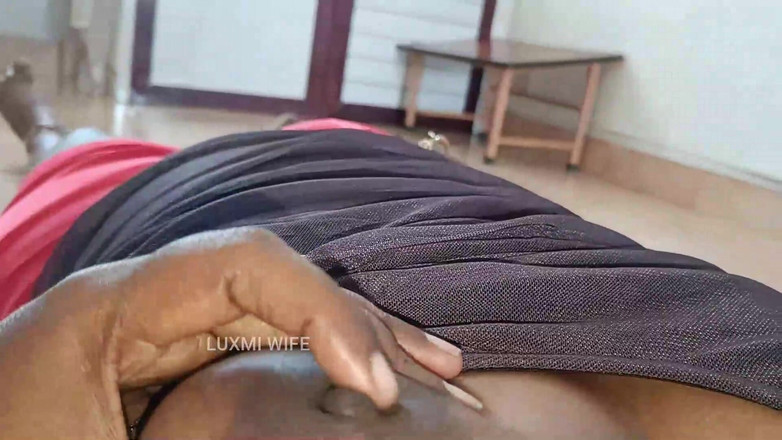 Luxmi Wife: सेक्स कहानी - पड़ोसी ने मुझे साड़ी में चोदा