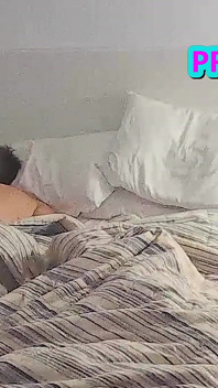 Sofia wacht mitten in der nacht mit ihrer muschi auf, ganz nass vor lust