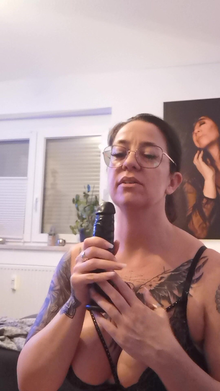 Mara Le Noir: Sexy potetovaná brunetka používá své dildo a prsty k potěšení...