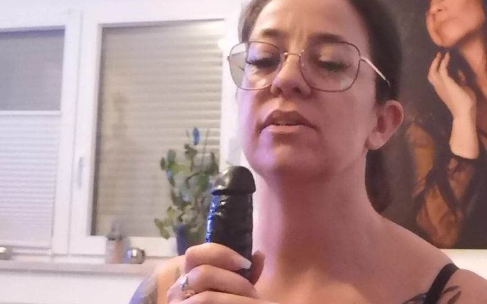 Mara Le Noir: Sexy potetovaná brunetka používá své dildo a prsty k potěšení...