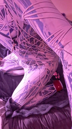 Robert48569: Self bondage chains spielen im body