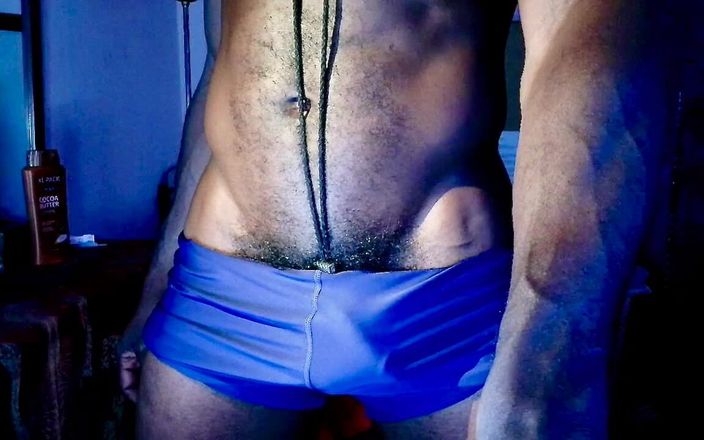 MrMagicDevil: Mi bulto masivo en mis pantalones cortos apretados de spandex...