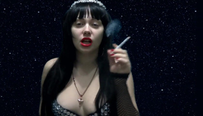 Goddess Misha Goldy: Yıldızlı gökyüzünün altında boşalma geri sayım ile mastürbasyon talimatı