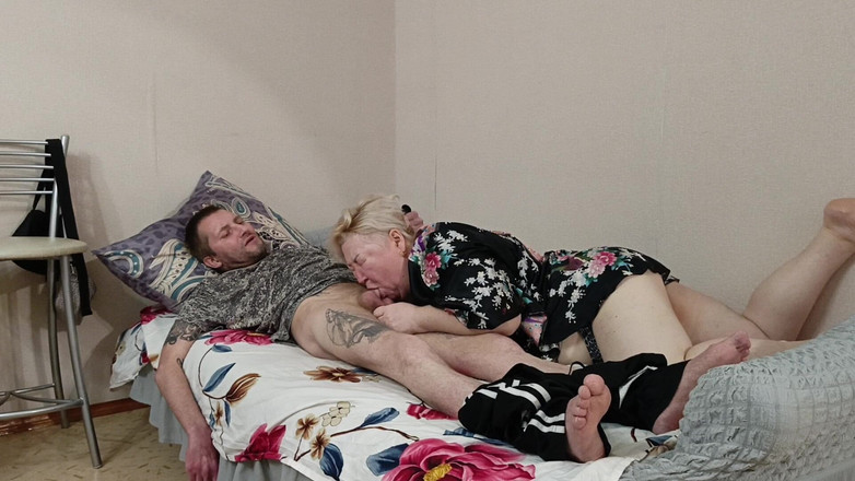 Zona901: Buurvrouw geeft een pijpbeurt en slikt sperma