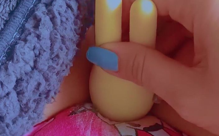 Little Dessert: De eerste vibrator-ervaring van een klein latina-studente