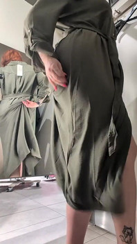 Dolce miLF tettona si cambia vestiti e prova abiti diversi mentre si tocca