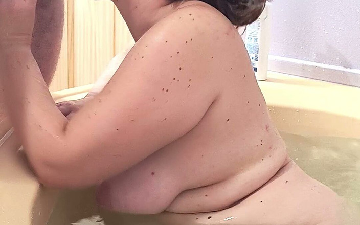 Red Queen: Pacarku lagi asik nyepong kontol sambil cuci rambut merahku - video...