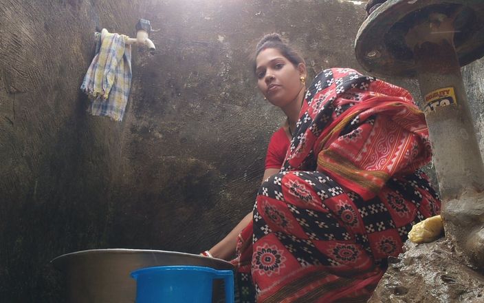 Sona bhabhi: Desi indická bihari manželka se koupe a sárí odstraní prsa...
