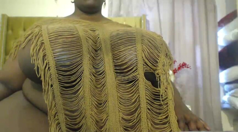 Legendary Booty Overdose: Une géante noire taquine ses seins