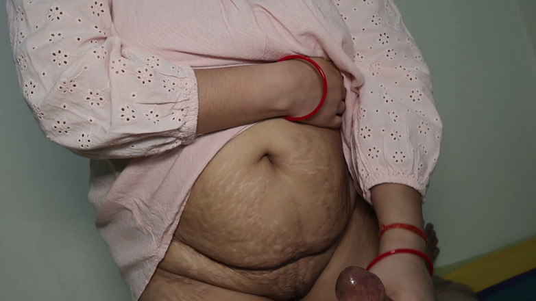 kirti bhabhi: Mahasiswi india dengan celana jins dan baju atasan lagi asik...