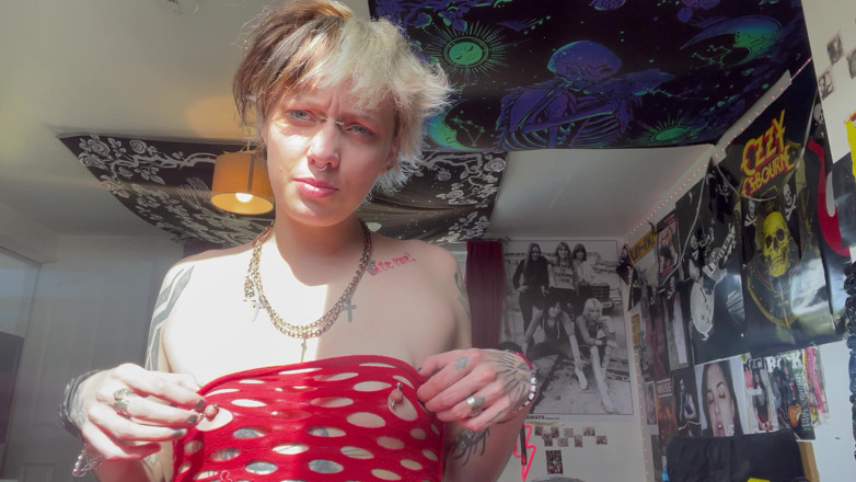 Glitterqueen1999: Nici o fată gotică nu te face să-i venerezi nasul...