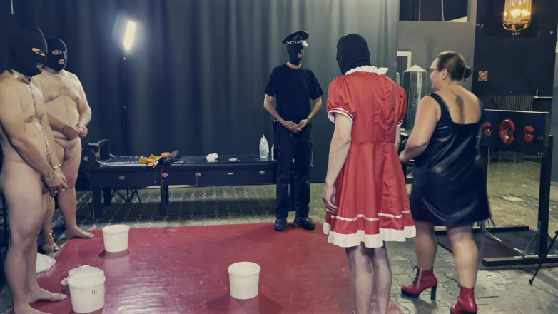 Mistress April: Dominatrice padrona aprile - tre schiavi con una frusta!