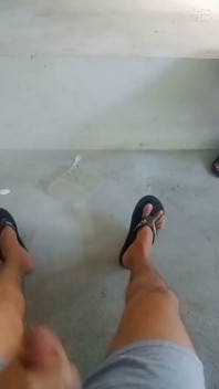 Fleshlab Twinks Wanked z nieznajomym na zewnątrz, aż oboje spust