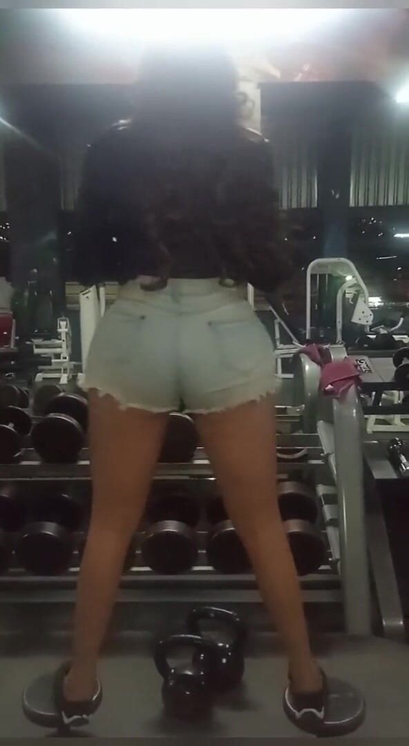 Barbietransxxxx: trans bollente in palestra si allena il culo per rendere...