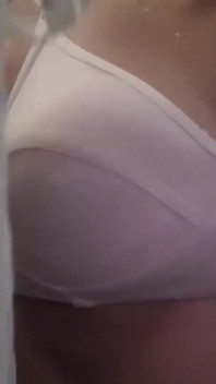Gadis India lagi asik fingering memeknya di kamar mandi sambil mandi