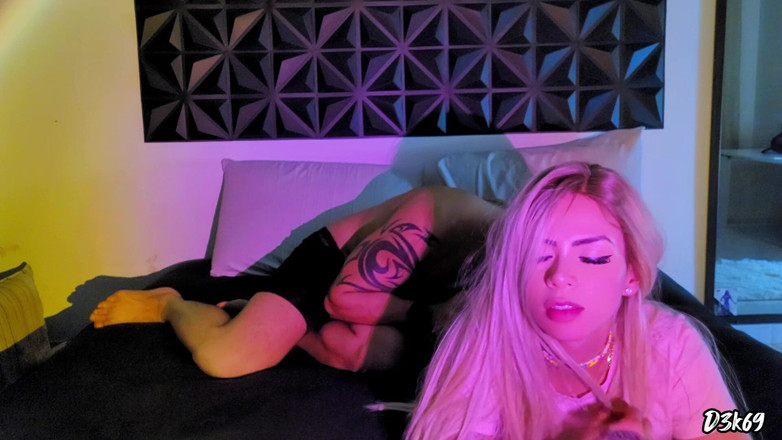 D3k69: ついに家で一人で映画館 - 私は義理の妹を捕まえました