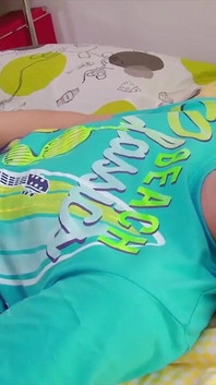 Il giovane ragazzo arrapato diсurioso infila delle perline anali nel suo piccolo buco stretto