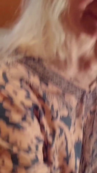 Amateurblonde volwassen vrouw geniet van orale en voetaanbidding