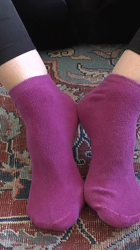 Önce çoraplar emilir, sonra ovalanır ve ardından sperm, POV, JOI ile kaplanır