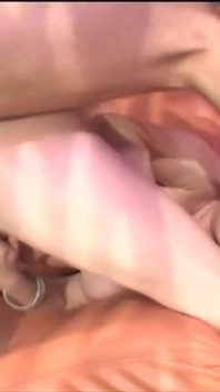 Rijpe brunette rekte zich wijd uit in nat ruw beuken