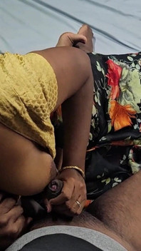 Schüchterne tamilische hausfrau macht freund seines ehemanns heißen blowjob