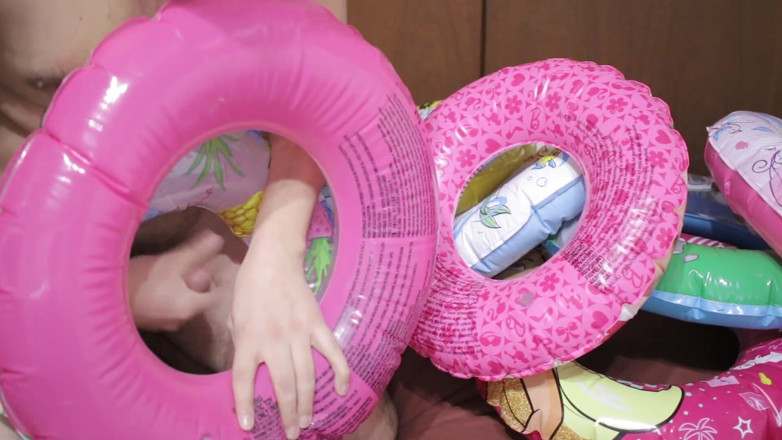 Inflatable Lovers: A lot of swimrings