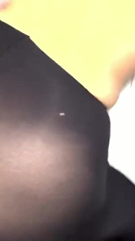 Ozývá se neodolatelný hlas. Černovlasá manželka ztrácí klid, když roztrhané punčochy zvyšují každý tep v okolí.