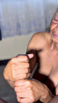 Nenek jahat memerlukan air mani saya semasa pancutan mukanya