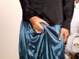 Naomisinka: Satin Silk 블라우스와 반짝이는 스커트를 입은 크로스드레서 커밍