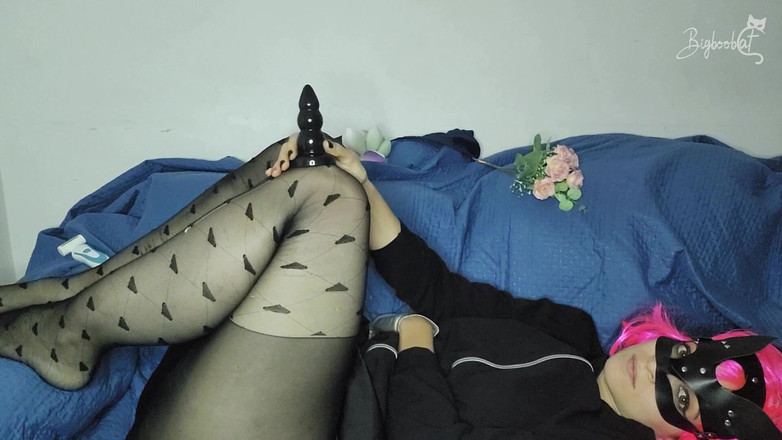 BigBoobCat: Sledujte, jak škádlím moje velká prsa, zatímco nosím moji malou masku